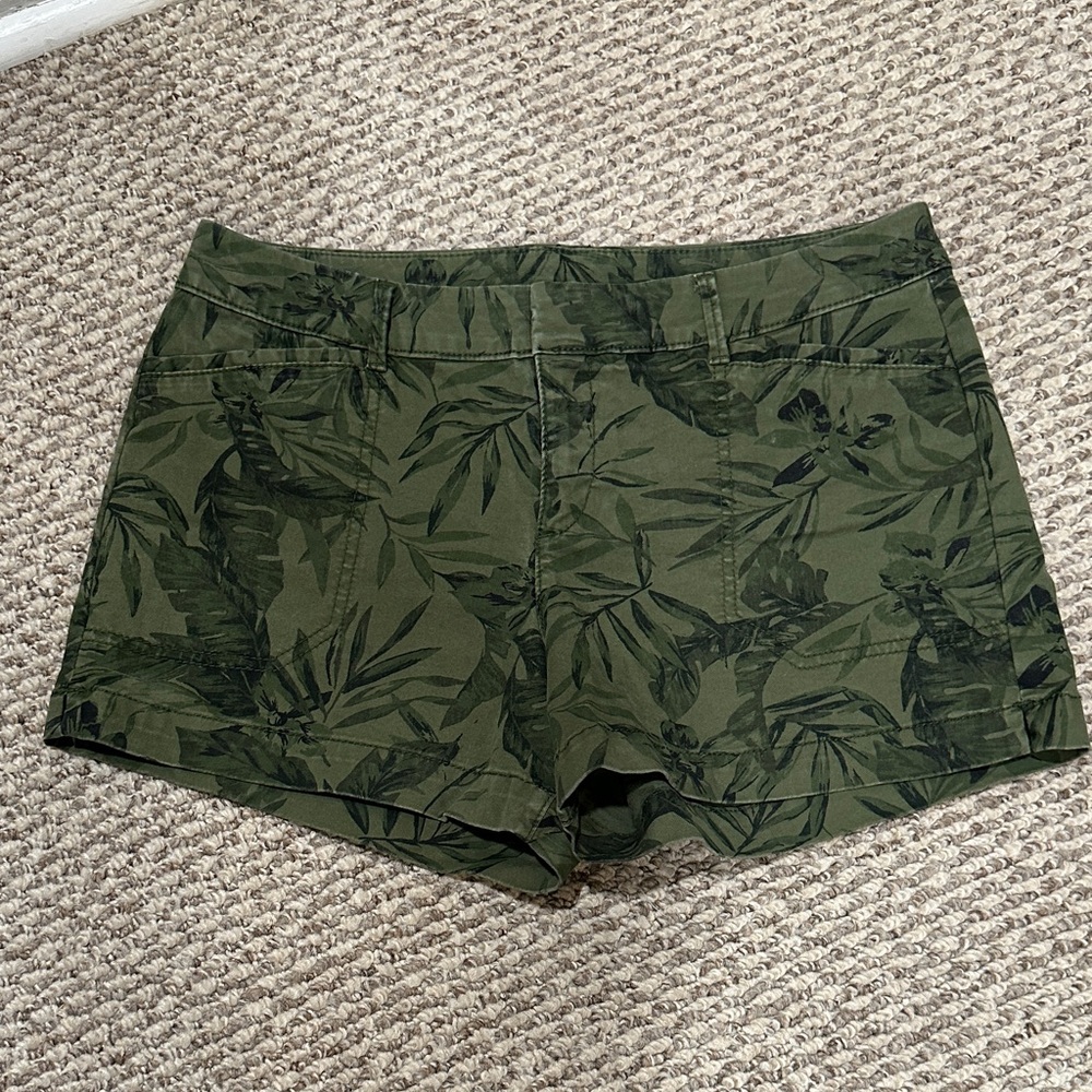 Old Navy Green Leaf Pattern Women's Cargo Shorts